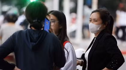 Học sinh đầu trần, kẹp ba, lạng lách; phụ huynh “xin bỏ qua vì các cháu còn nhỏ”!