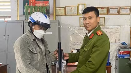 Nhiều người dân huyện miền núi ở Quảng Trị giao nộp vũ khí, vật liệu nổ