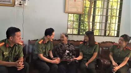 Tri ân các liệt sĩ và tặng quà Mẹ Việt Nam Anh hùng ở "đất thép" Củ Chi