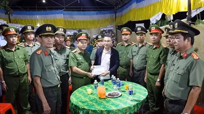 Công an tỉnh Tây Ninh sẻ chia đau thương với gia đình các liệt sĩ và CBCS bị thương ở Đắk Lắk
