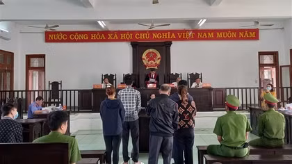 Một kẻ lừa "chạy án" dắt thêm 4 người dính tội đưa hối lộ