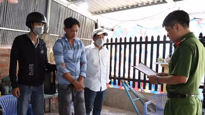 Cướp tiệm vàng lấy tiền mua bia đãi bạn nhậu