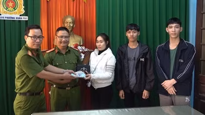 Bảo vệ dân phố nhặt được 100 triệu đồng trả cho người đánh rơi