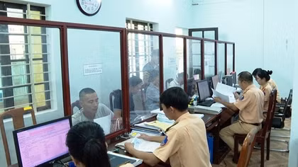 Người dân phấn khởi khi xe cơ giới được cấp, đổi biển số định danh