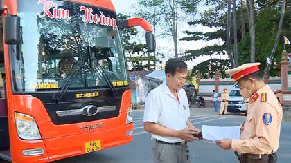 CSGT "đội nắng" phát nước suối, khăn lạnh tặng người dân về quê nghỉ lễ