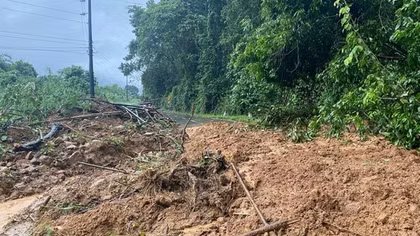 Giao thông gián đoạn trên đèo Đa Mi do đất đá từ trên sườn núi sạt lở