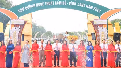 Khai mạc “Con đường nghệ thuật gốm đỏ Vĩnh Long”