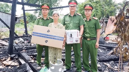 Công an xã thăm hỏi, hỗ trợ gia gia đình bị lửa thiếu rụi nhà ở