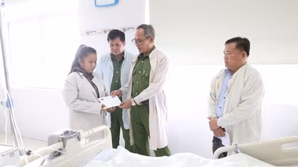 Thăm hỏi, hỗ trợ kinh phí điều trị cho hai người dân bị thương lúc truy đuổi cướp
