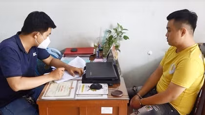 Vờ mua hàng rồi cướp dây chuyền của chủ tiệm tạp hóa