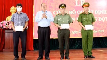 Khen thưởng tập thể, cá nhân tham gia khám phá vụ vận chuyển 18,6 kg ma túy