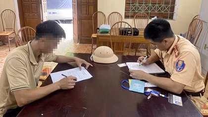 Xử phạt thầy dạy lái ô tô cản đường xe ưu tiên