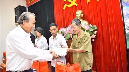 Thêm những phần quà ý nghĩa cho học sinh nghèo vượt khó, các hộ vùng biên giới