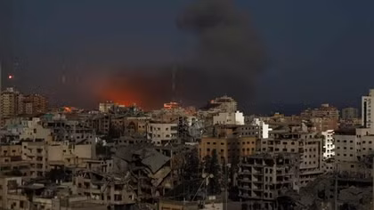 Xe tăng Israel "xé đôi" Dải Gaza, tấn công hàng trăm mục tiêu Hamas