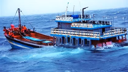 Tàu bị phá nước chìm ở quần đảo Hoàng Sa, 11 ngư dân được cứu nạn kịp thời