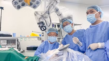 Người bệnh song ca cùng bác sĩ khi robot AI mổ não