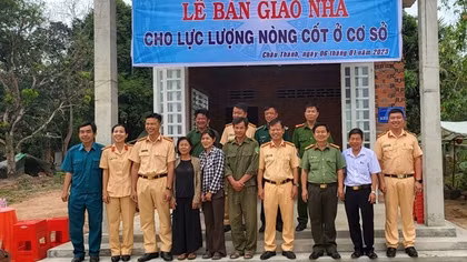 Tặng nhà lực lượng nòng cốt đảm bảo ANTT và quà tết cho người dân nghèo