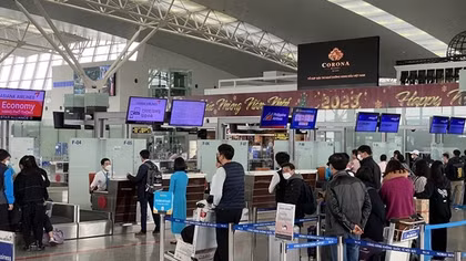 Đi lại dịp lễ Giỗ tổ Hùng Vương và 30-4, 1-5: Giá vé tàu giảm, giá vé máy bay cao “chót vót”