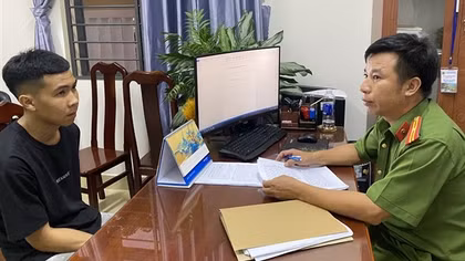 Vào tiệm cầm đồ cướp tài sản rồi trèo lên nóc nhà bỏ trốn