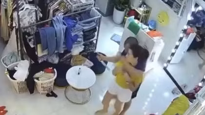 Thiếu phụ mưu trí giật dao, hô hoán người dân khống chế kẻ hiếp dâm