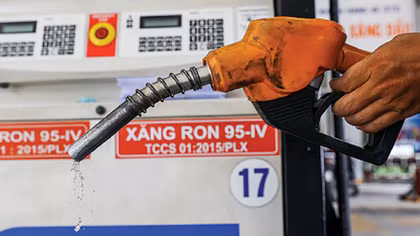 Giá xăng RON95-III tiếp tục giảm sâu