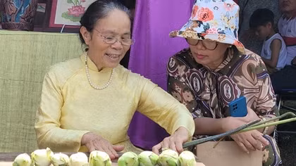 Nghệ nhân ưu tú Phan Thị Thuận: Dệt lụa từ tơ sen