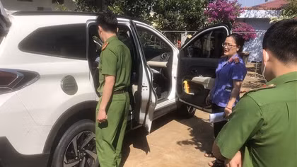 Khởi tố đối tượng lái ô tô chạy quá tốc độ, chống đối CSGT