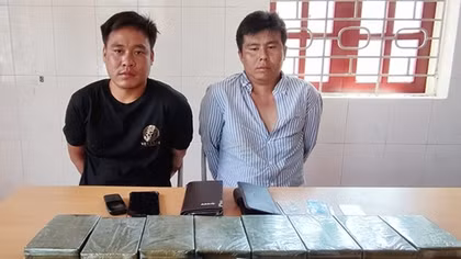 Khống chế 2 đối tượng người Lào mang theo súng vận chuyển 8 bánh heroin