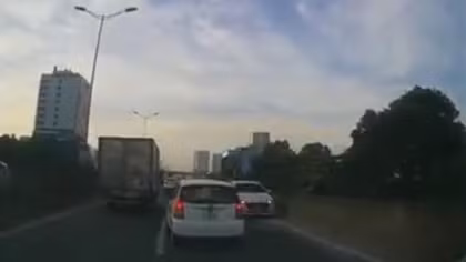 Nữ tài xế lái ô tô ngược chiều trên Vành đai 3 nhận án phạt 17 triệu đồng