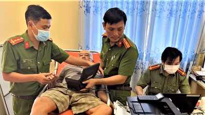 Công an vùng biên đến tận nhà hỗ trợ người già, khuyết tật làm CCCD
