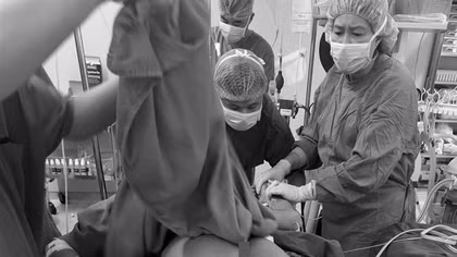 Ngã từ tầng 5 công trình, nam công nhân bị 3 cọc sắt đâm xuyên người