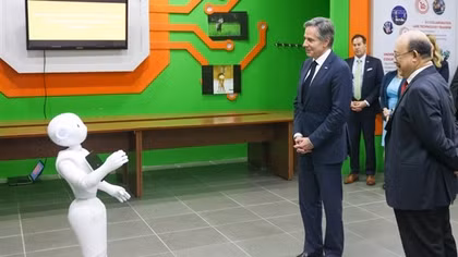 Ngoại trưởng Mỹ "dự khán" trận đấu robot của sinh viên trường Đại học Bách khoa Hà Nội