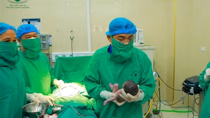 Khó giữ song thai, ca mổ cứu em bé chào đời tuần thứ 33