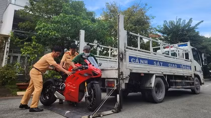 Xử phạt người mẫu Ngọc Trinh nhiều lỗi vi phạm, tạm giữ 2 xe phân khối lớn