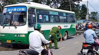 Tránh vũng nước mưa, 2 mẹ con gặp nạn khi từ bệnh viện về
