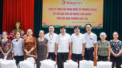 Tập đoàn Phượng Hoàng tặng quà bà con nghèo Đáp Cầu