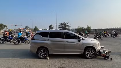 Tài xế ô tô "ngáo đá" tông 3 xe gắn máy đang chờ đèn đỏ