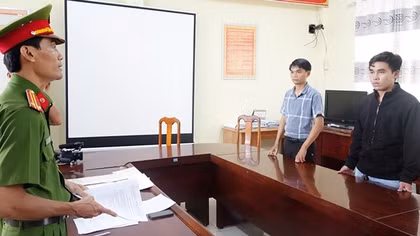 Bắt 2 đối tượng làm bằng đại học và chứng chỉ giả
