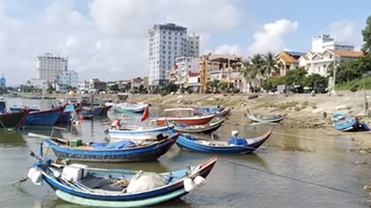 Nhật Lệ giăng sóng cánh hồng