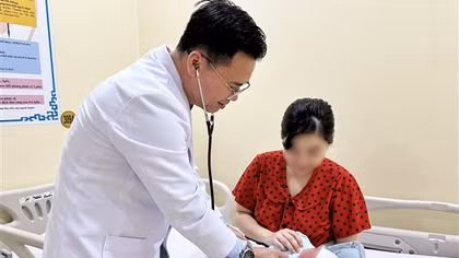 Đi khám thai định kỳ, bất ngờ sinh con trên xe hơi