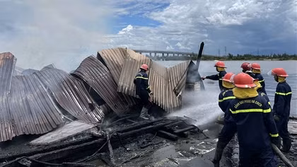 Cháy quán chè giữa trưa tại Quảng Ngãi