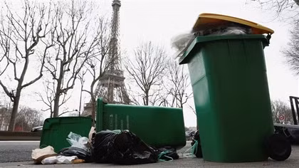 Nhân viên môi trường đình công, thành phố hoa lệ Paris ngập trong rác