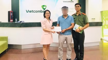 Công an phối hợp ngân hàng giúp người dân nhận lại 1,9 tỉ đồng chuyển nhầm
