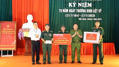 Thứ trưởng Nguyễn Văn Long thăm, tặng quà Trung tâm điều dưỡng thương binh Nho Quan
