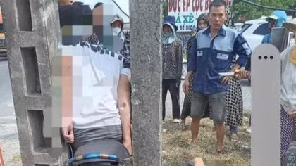 Xe máy “kẹp” ba kẹt giữa hai cột điện