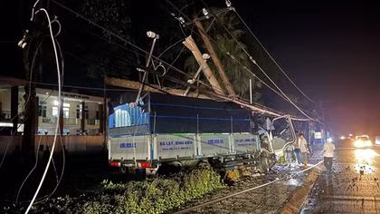Hơn 8.600 hộ dân mất điện do xe tải tông gãy 2 trụ điện