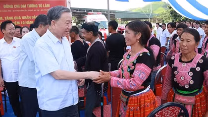 Bộ trưởng Tô Lâm thăm, tặng quà tại huyện biên giới Vân Hồ
