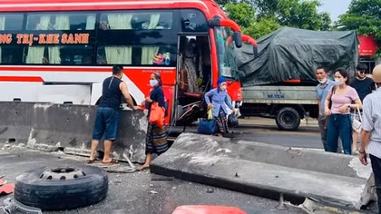 Tài xế xe khách lái ẩu, phụ xe và 3 hành khách bị thương