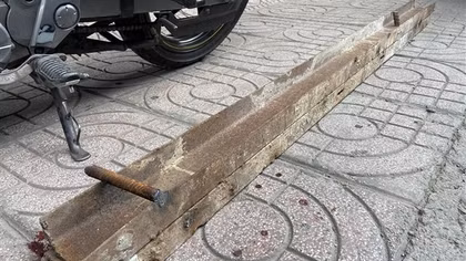 Hai người nhập viện vì thanh sắt từ trên... trời rơi xuống