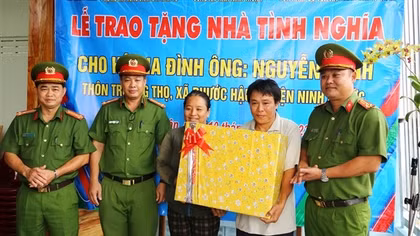 Công an tỉnh Ninh Thuận trao tặng nhà tình nghĩa cho gia đình khó khăn